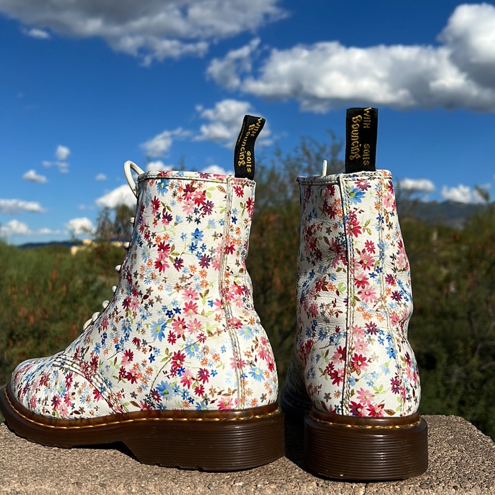 🌸 Dr. Martens Vintage Pointed Toe Floral Boots 🌸 - Picture 10 of 17